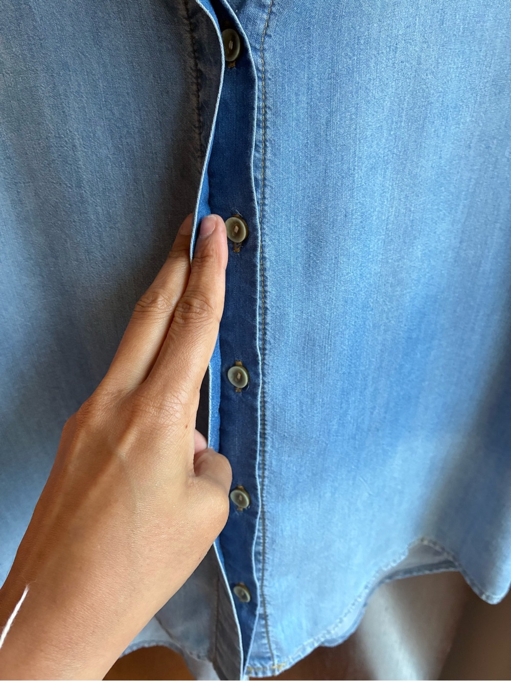 Cloth & Stone Sleeveless Tencel Chambray Button Front Blouse | Medium - Picture 4 of 6
